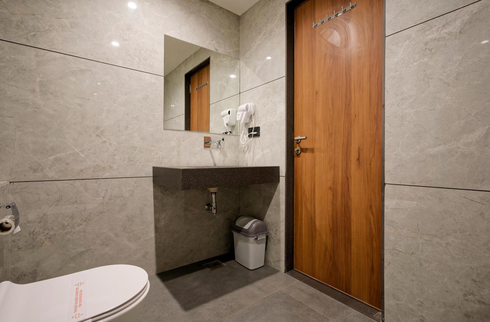 Plenteous Inn Ahmedabad Exterior foto